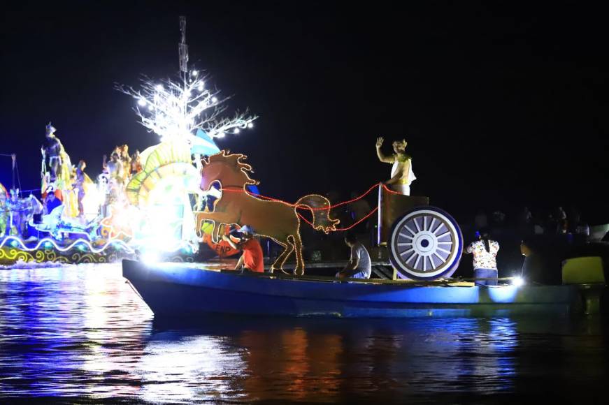 La Noche Veneciana se destaca por ser la única en todo el país, consiste en la exhibición de pequeñas embarcaciones decoradas e iluminadas que navegan en la Bahía de Puerto Cortés, exactamente en la Playa Municipal El Porvenir.