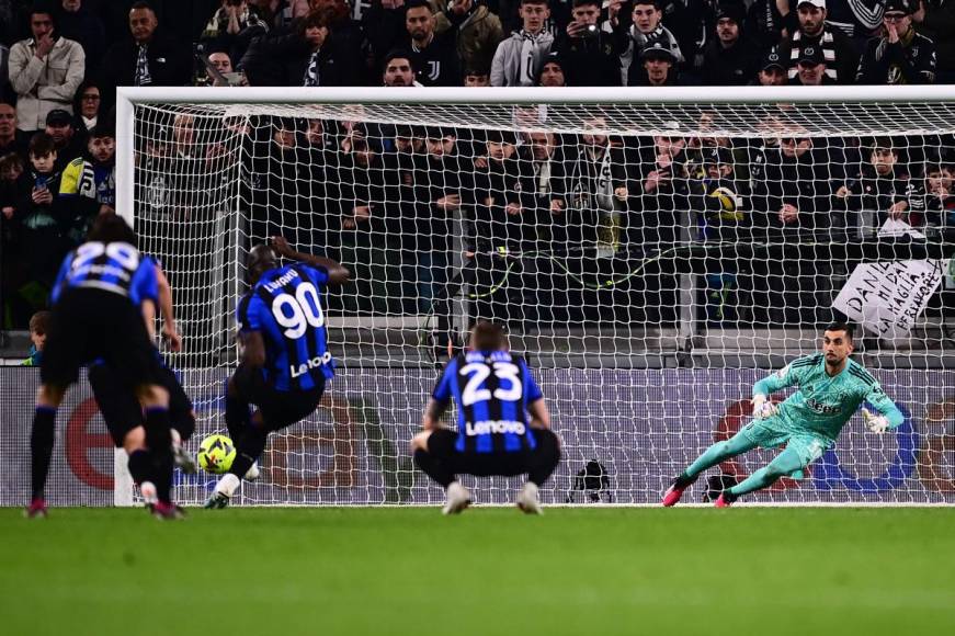 El belga Romelu Lukaku anotó con este lanzamiento de penal el empate del Inter de Milán.