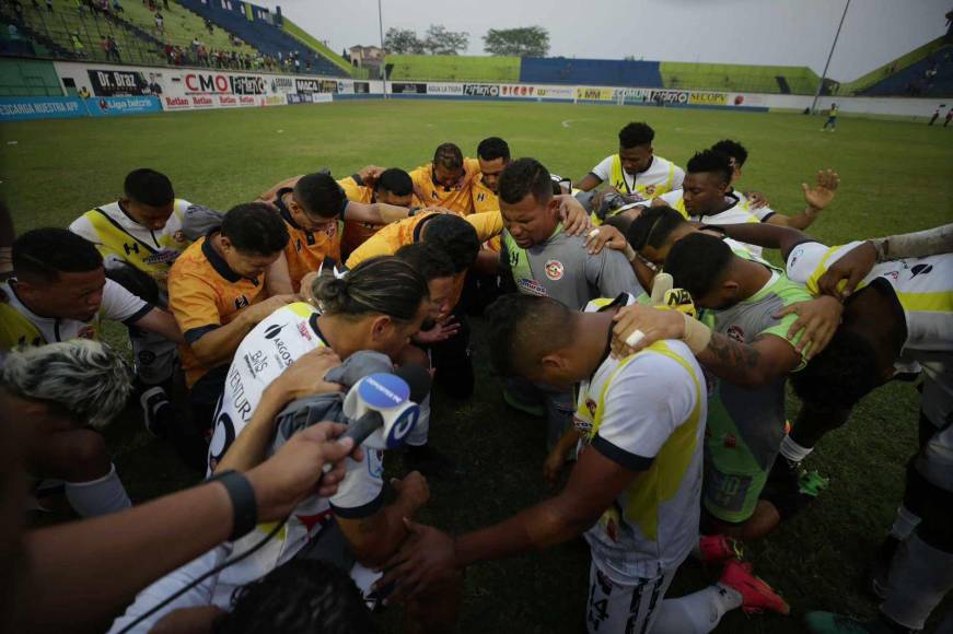 Reynaldlo Tilguath comandó la oración a Dios y las palabras hacia sus jugadores tras lograr su segunda semifinal consecutiva en Liga Nacional de Honduras. 