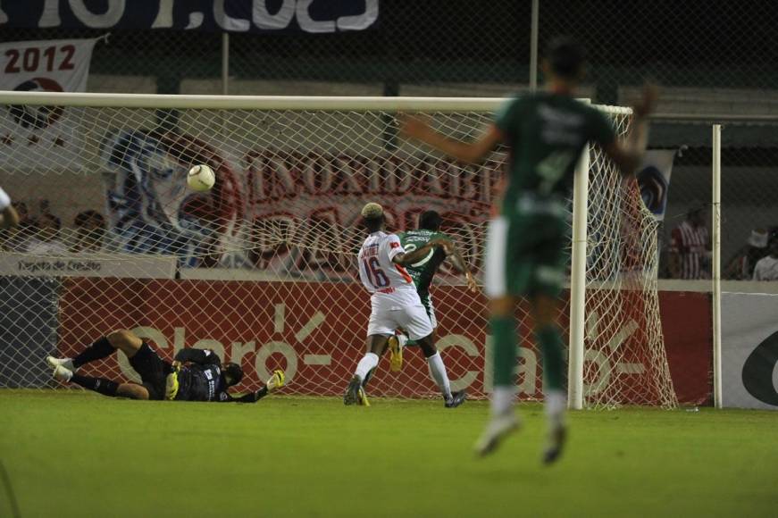 Maximiliano Pérez marcando de cabeza en su debut para darle el empate al Marathón 1-1 contra el Olimpia.