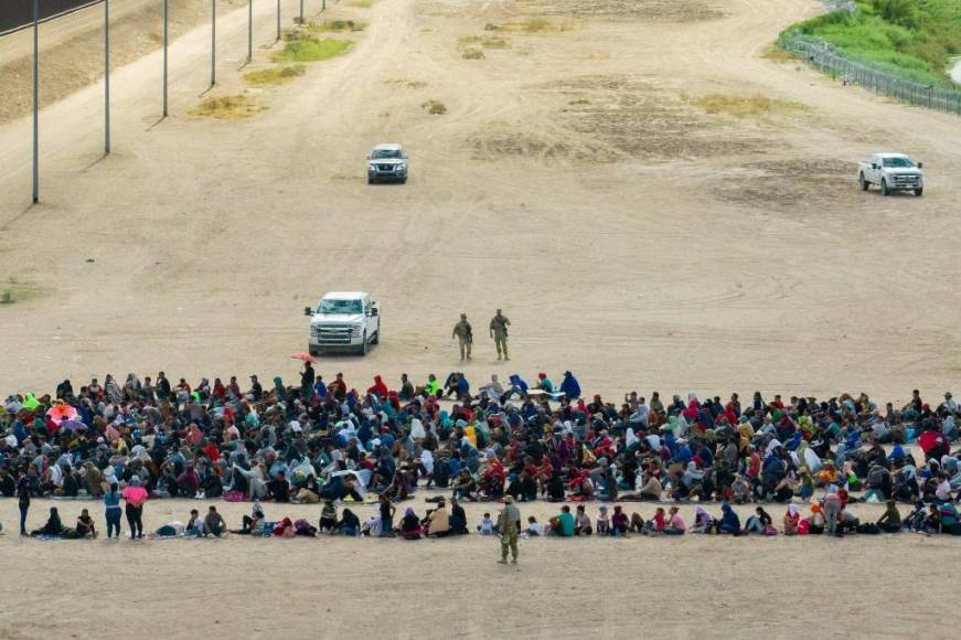 México vive una nueva ola migratoria, como ha mostrado la suspensión de 60 trenes de carga de la empresa Ferromex por la presencia de miles de migrantes en los carros y en las vías, manifestaciones, campamentos en Ciudad de México y estampidas en la frontera sur.
