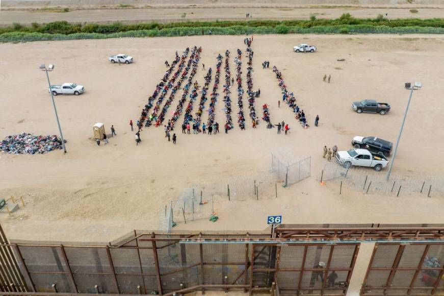 Hasta ahora, las autoridades mexicanas no han iniciado operativos de detención de migrantes, y solo los mantienen alejados de algunas zonas del río Bravo, que comparte México con Estados Unidos.