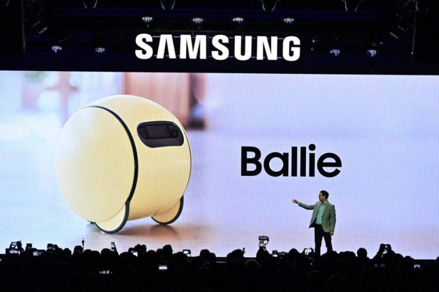 Samsung Electronics presentó una nueva versión de su robot doméstico con IA, Ballie, en la CES 2024. 