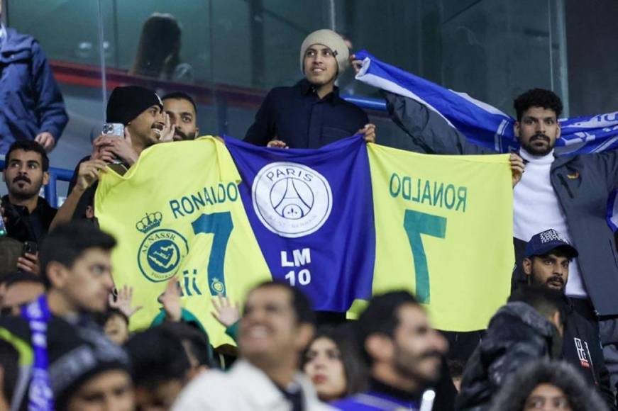 Aficionados árabes apoyando a Cristiano Ronaldo y a Messi.