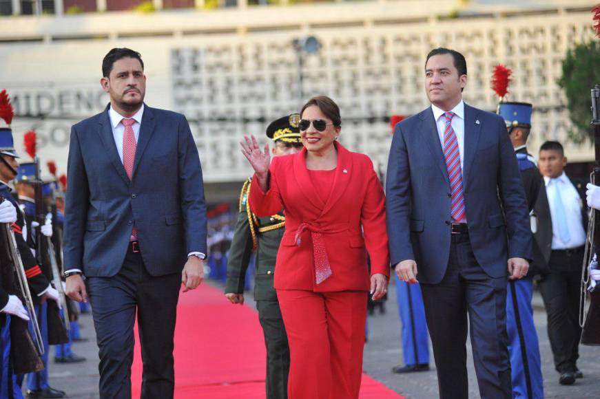 La presidenta de Honduras, Xiomara Castro de Zelaya, se sumó este viernes 15 de septiembre a las celebraciones por los 202 años de Independencia, y lo hizo con un vibrante traje rojo. 