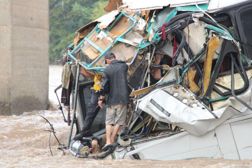Completamente destruida quedó la cabina del conductor del bus que en el momento del accidente era conducido por el ayudante, quien es uno de los fallecidos. 