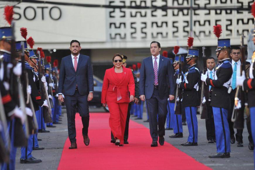 Muy sonriente, así desfiló la presidenta Xiomara Castro por una alfombra roja que hacía juego con su elegante atuendo. 