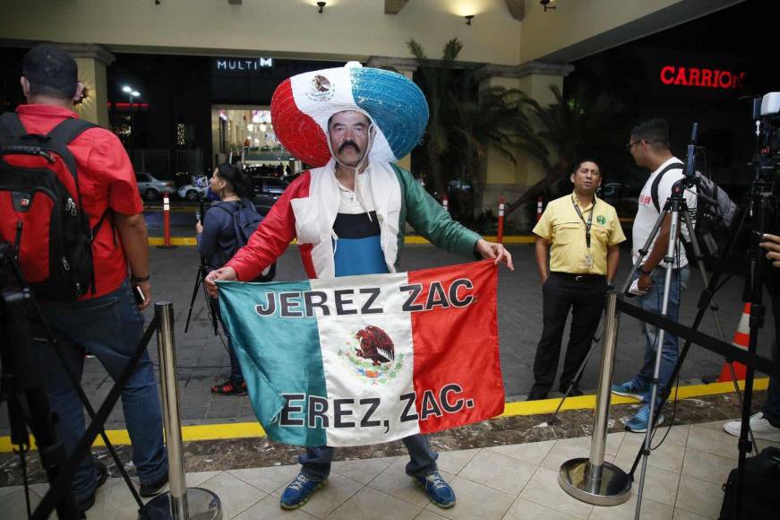 ”El clima está cachondo, estamos contentos, hay que ganar”, expresó este aficionado oriundo de Jeréz, Zacatepec, México.