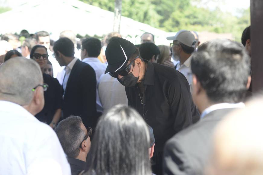 Reconocidos políticos, como Salvador Nasralla, también asistieron al funeral de “Don Napo” Larach. 
