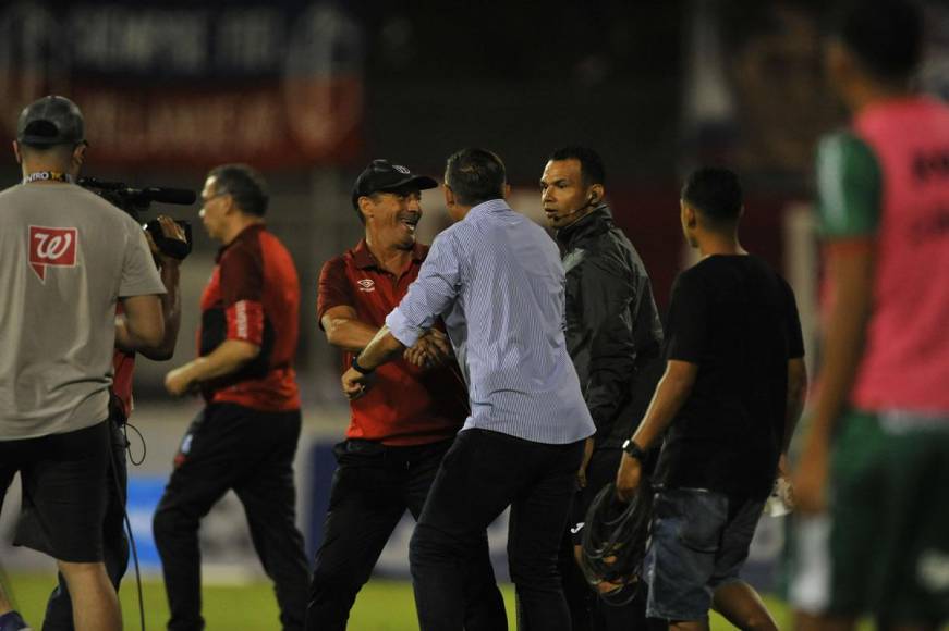 El buen rollo entre Pedro Troglio y Hernán ‘La Tota’ Medina, tras el final del partido.