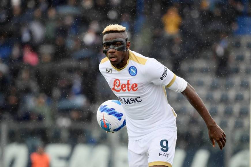 VÍctor Osimhen: El delantero nigeriano podría dejar las filas del Napoli y llegar al Arsenal para la próxima campaña.
