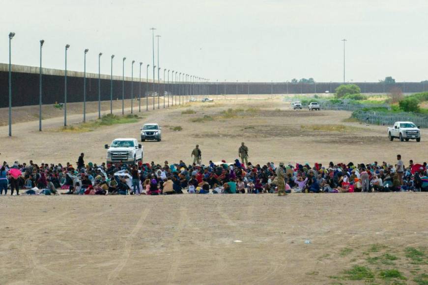 La ola migrante se aceleró después de que, en julio pasado, Washington anunció el compromiso de México de instalar en su frontera sur un centro de procesamiento de migrantes para que inicen su proceso para entrar legalmente a Estados Unidos.