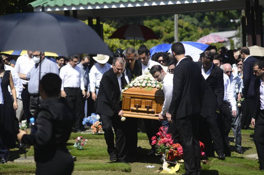 Los restos mortales del reconocido empresario hondureño, Napoleón Larach, fueron sepultados este jueves en San Pedro Sula. 