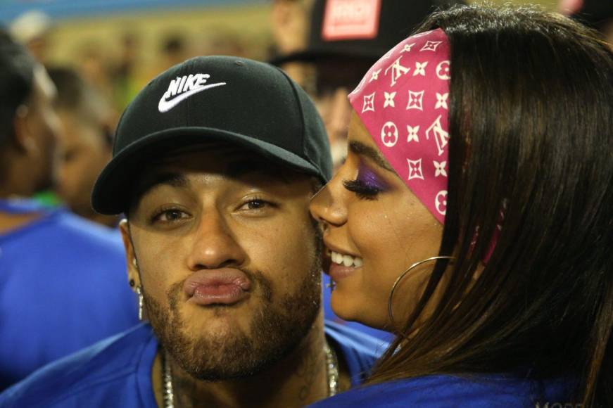 Neymar se mostró muy feliz a la par de Anitta en ese momento, en el que estaba pasando por una lesión.