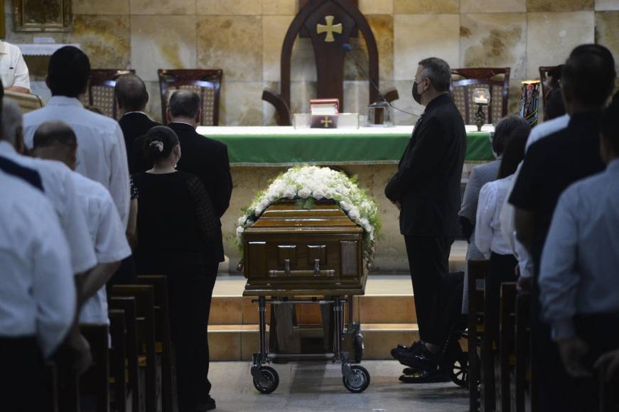 Familiares, políticos y reconocidos líderes de la empresa privada acompañaron el funeral del icónico empresario sampedrano. 