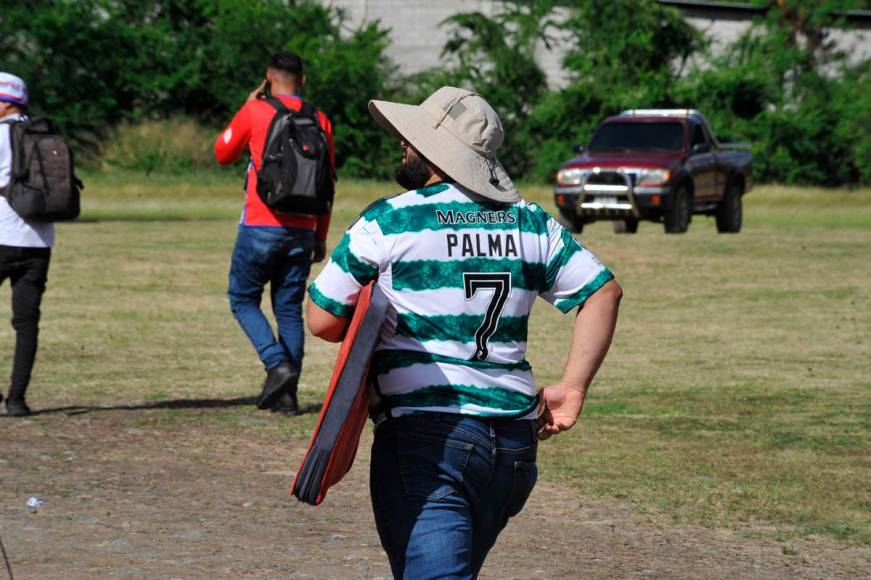 ‘El Bicho‘ presente. Este hondureño asistió al estadio Carlos Miranda con la camiseta de Luis Palma con el Celtic Glasgow.