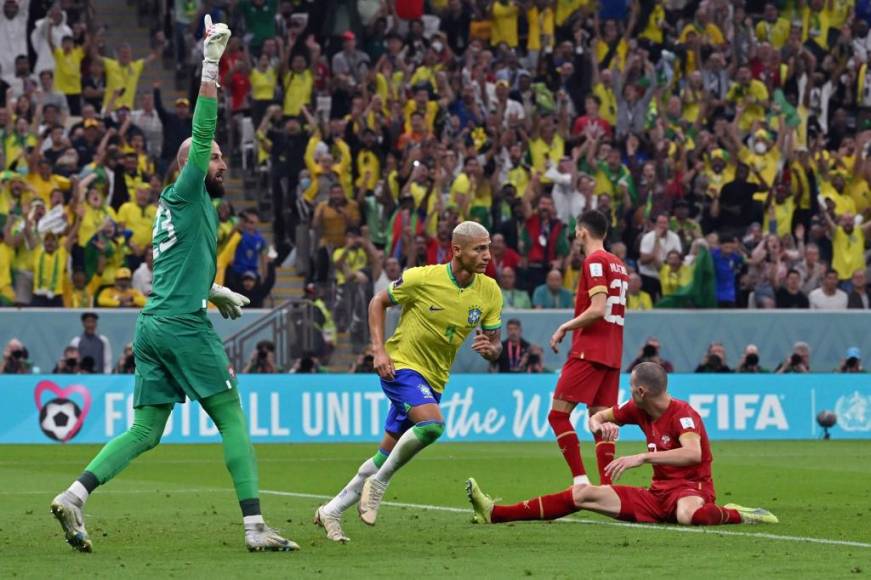 El brasileño Richarlison, autor de los dos goles de <b>Brasil</b> ante Serbia (2-0) este jueves, conforma el sexteto de jugadores con dos goles marcados al término de la primera fecha en el Mundial-2022.