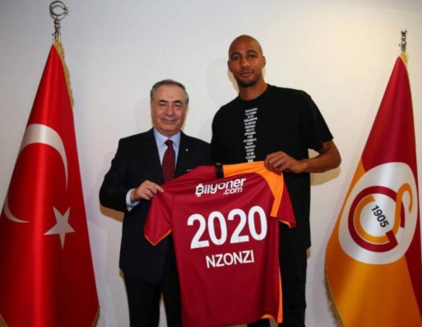 Steven N'Zonzi se marcha cedido al Galatasaray. El centrocampista de la Roma jugará esta temporada en el conjunto turco, tras el acuerdo alcanzado este viernes entre el club romano y el Galatasaray. El francés jugará cedido una temporada con posibilidad de ampliar el acuerdo hasta 2021. Además, el Galatasaray se guarda una opción de compra por unos 15 millones de euros.