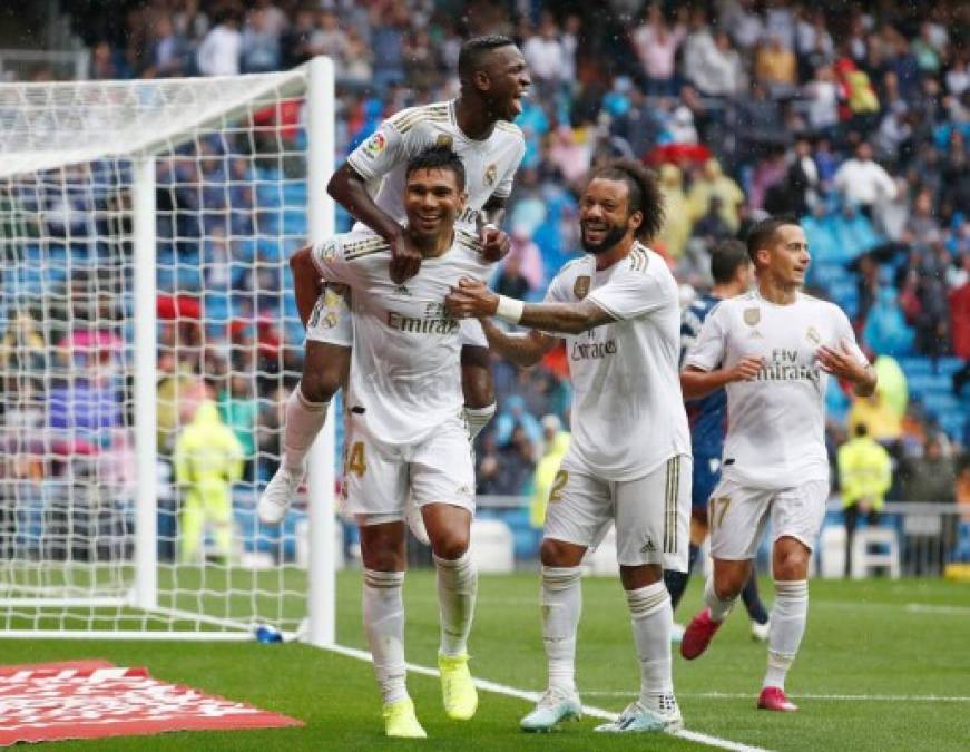 Festejo entre brasileños. Vinicius y Marcelo felicitan a Casemiro por su gol.