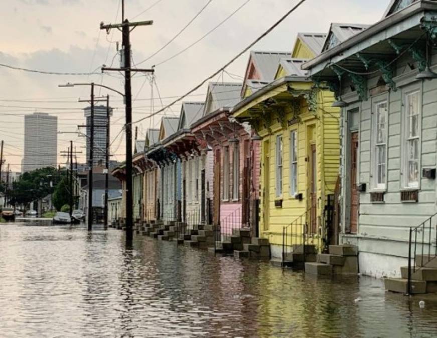 Durante el huracán Katrina los diques de la ciudad colapsaron bajo el peso del agua inundando el 80% de esta localidad, y más de 1,800 personas murieron durante la catástrofe.