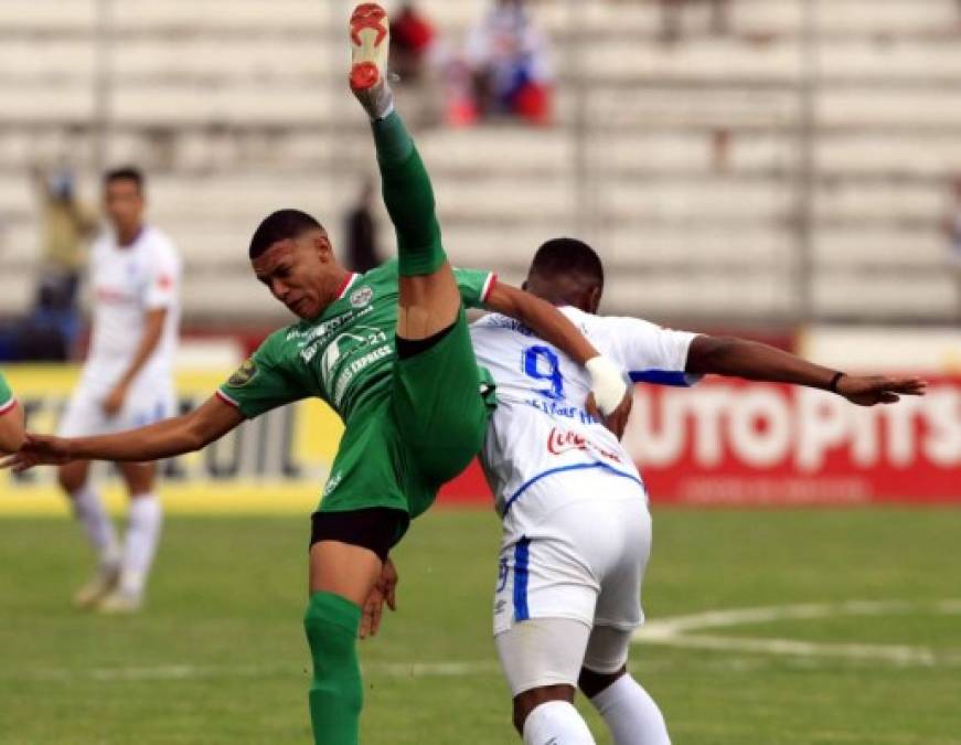 Kervin Arriaga y Jorge Benguché caen en la disputa del balón.