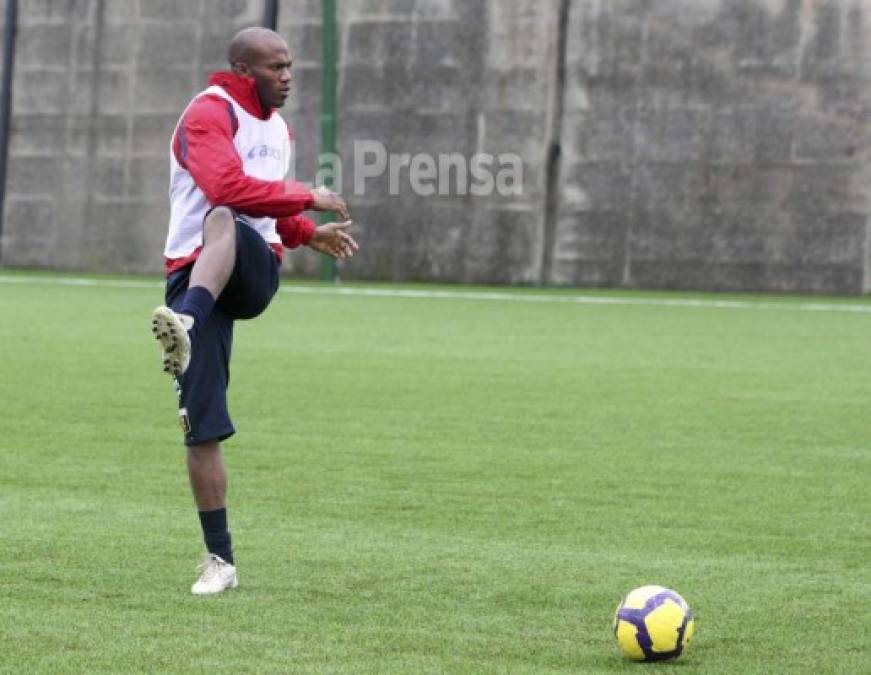 David Suazo cuenta con 38 años de edad actualmente y hace unas semanas tuvo sus primera experiencia como DT, dirigió al Brescia por unas semanas.