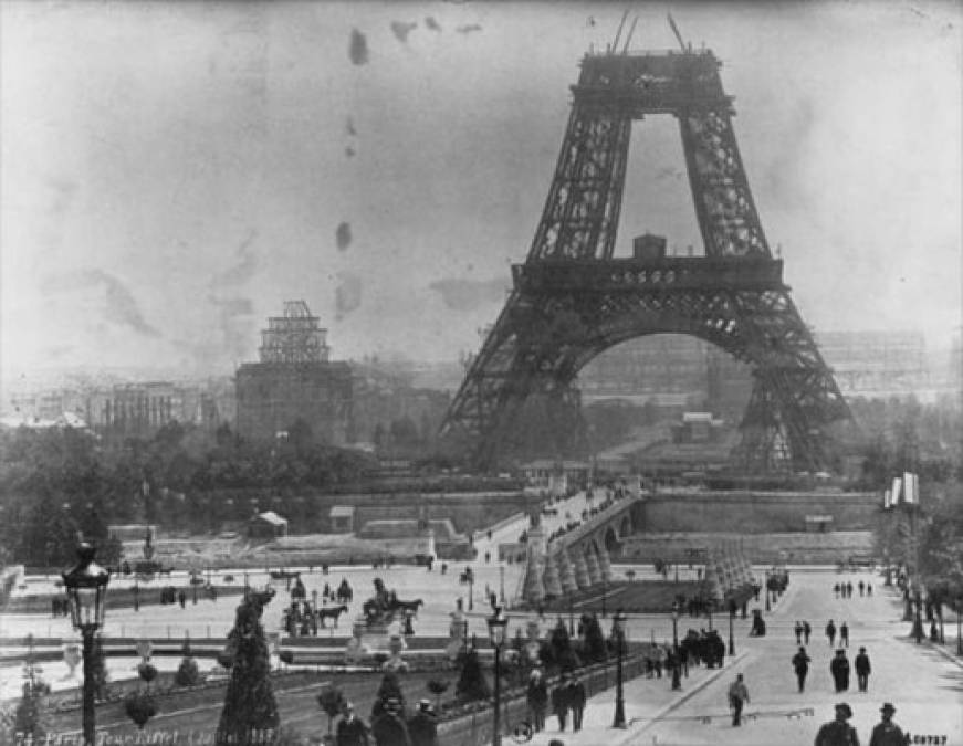 La construcción de la torre Eiffel, en julio de 1888. <br/>