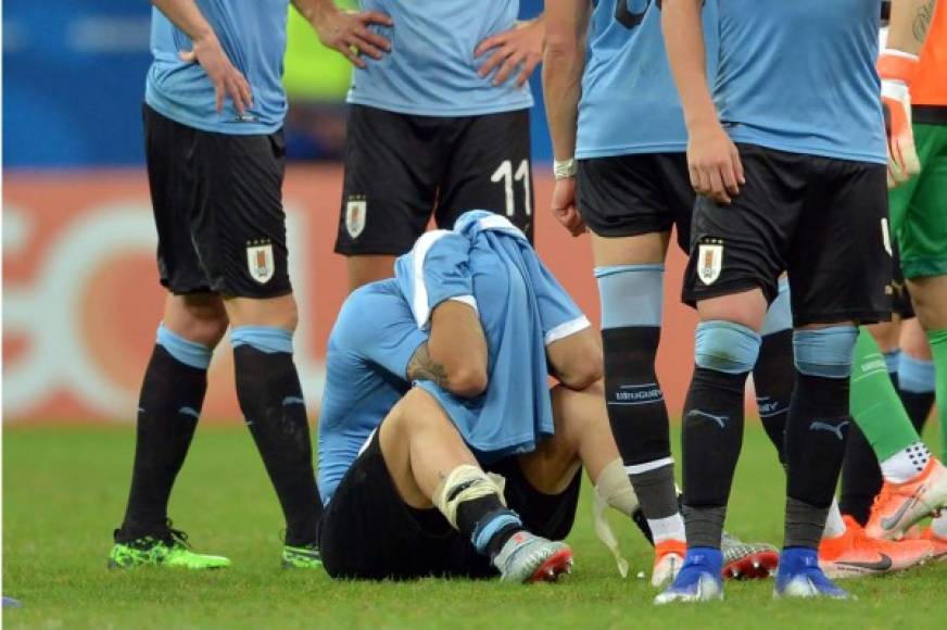 Luis Suárez rompió a llorar luego de fallar el penal que dejó fuera a Uruguay.