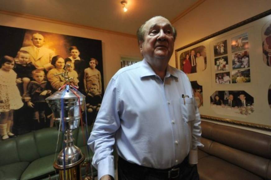 Nicolás Leoz: Paraguayo que fue presidente de la Conmebol, murió a los 74 años de edad en el 2019 tras sufrir un infarto.
