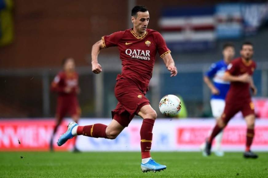 Nikola Kalinic - La Roma no comprará al delantero croata. El jugador cedido por el Atlético de Madrid ha tenido una temporada complicada en la Serie A y el equipo romano ya le busca un reemplazo.