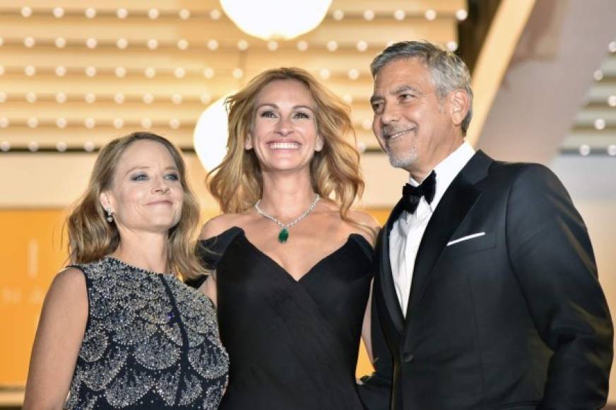 Roberts, Foster -de negro con cuerpo plateado-, Clooney con su esposa -que llevaba un vestido de gasa amarillo con un hombro al aire.