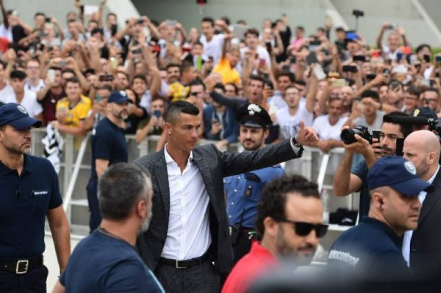 En la zona se apsotaron decenas de policías y equipos de seguridad para contener el entusiasmo de la hinchada del Juventus, que lleva días en euforia total por la llegada de Ronaldo, fichado procedente del Real Madrid a cambio de 112 millones de euros.<br/>