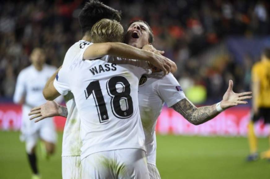 El Valencia ganó 3-1 al Young Boys suizo este miércoles en la Liga de Campeones, con un doblete de Santi Mina, que mantiene al equipo español en la pugna por los octavos de final del torneo continental.