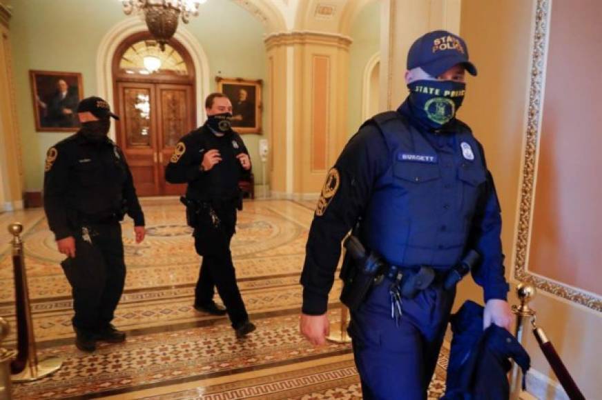 La Policía del Capitolio advirtió poco antes que no tenía agentes suficientes para contener a los cientos de seguidores de Trump que irrumpieron a la fuerza en el Capitolio y provocaron la evacuación de las dos cámaras del Congreso.