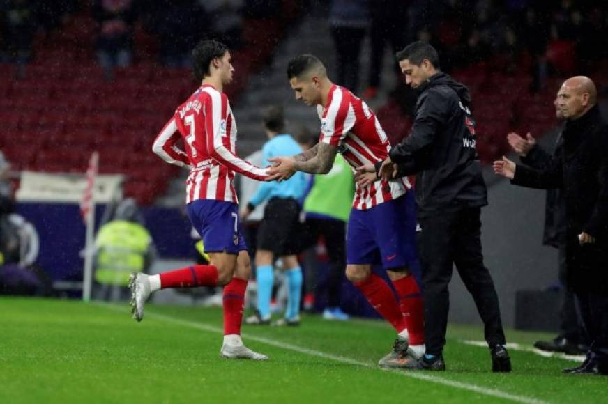 Joao Félix al momento de ser sustituido por Vitolo en el segundo tiempo. Simeone fue criticado por este cambio.