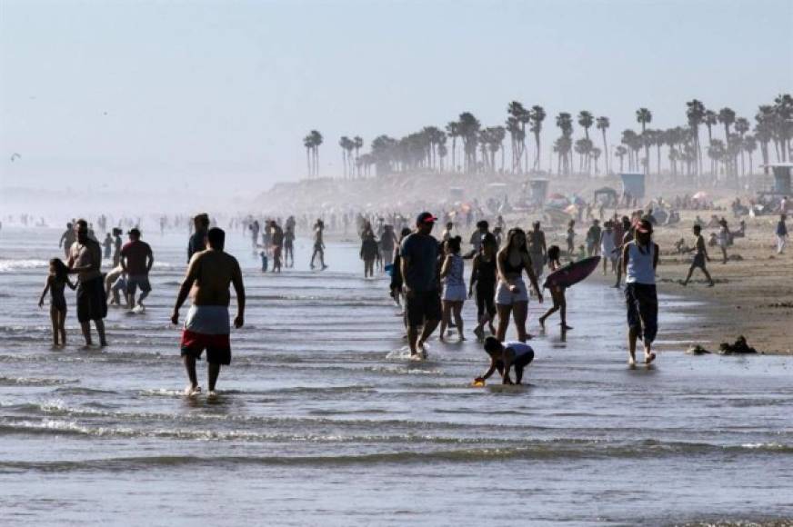 Más de 40,000 personas abarrotaron las playas de Huntington Beach ante el cierre de las populares Malibu y Venice por la pandemia de coronavirus.