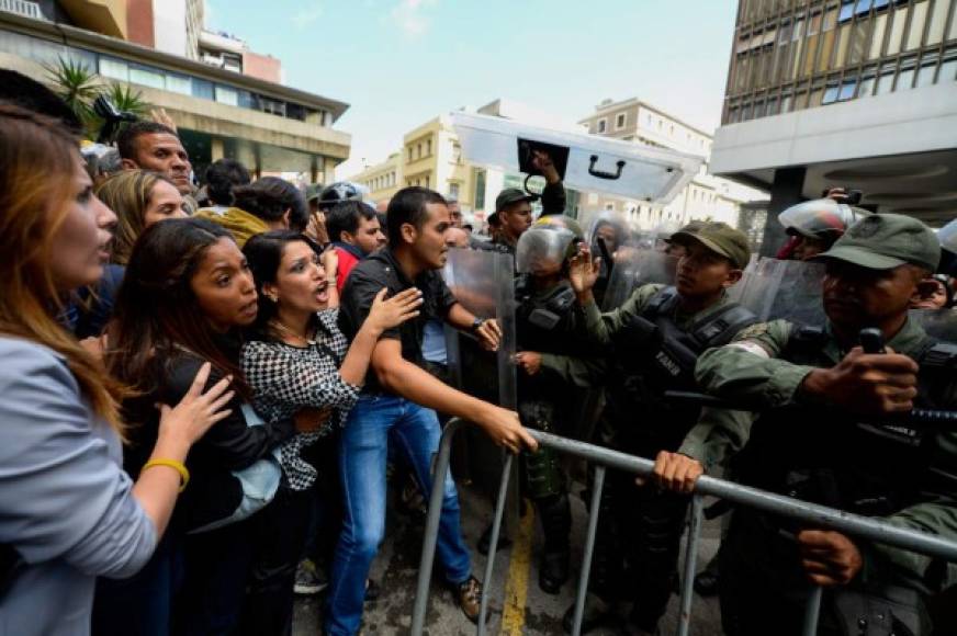Las fuerzas de seguridad impidieron que los manifestantes llegaran al Consejo Electoral.
