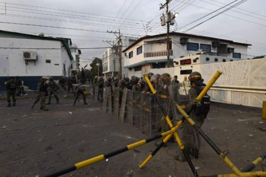 Los puntos fronterizos han sido bloquedos por el presidente Nicolás Maduro para impedir el ingreso de la ayuda internacional.
