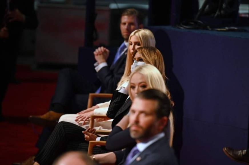 Trump Jr., Tiffany, Ivanka y Erik se sentaron junto a la primera dama para observar el duro enfrentamiento entre Trump y Biden.