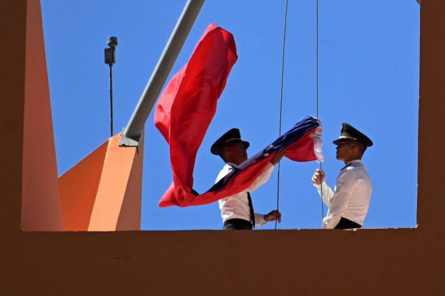Tras el anuncio del rompimiento de relaciones diplomáticas con Taiwán, personal de dicha embajada en Tegucigalpa, comenzó desde temprano este domingo a retirar la bandera de dicha sede. 