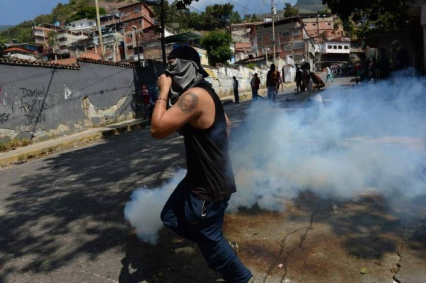 En el sector de Cotiza (norte), donde los militares se atrincheraron antes de ser detenidos, manifestantes que se enfrentaron a las fuerzas de seguridad fueron repelidos con gases lacrimógenos.