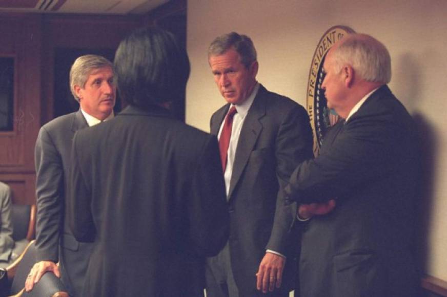 El presidente George W. Bush atiende las explicaciones de la asesora de Seguridad Nacional, Condoleezza Rice.