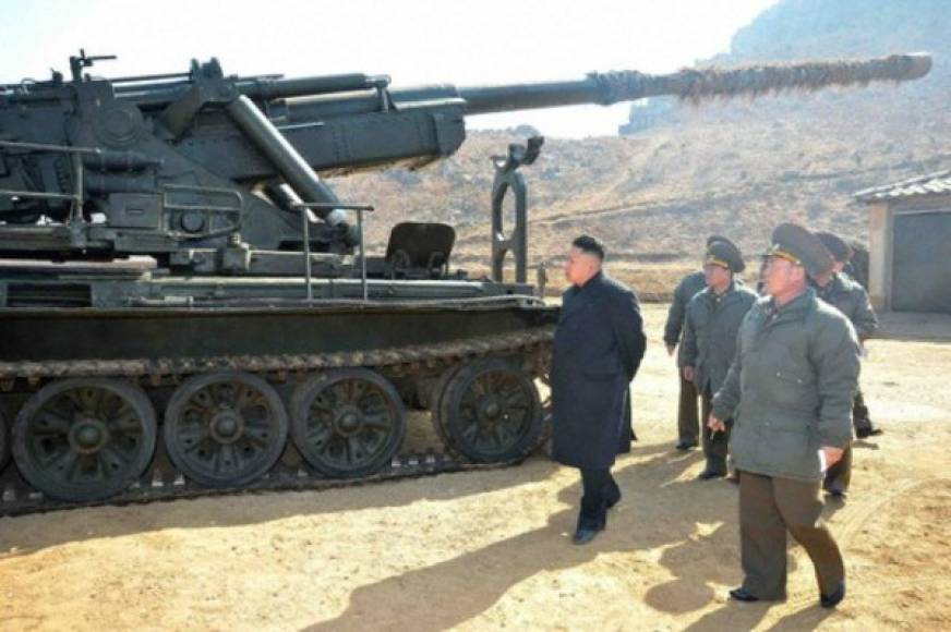 Kim Jong-Un supervisa personalmente la calidad del armamento almacenado por el Ejército norcoreano.