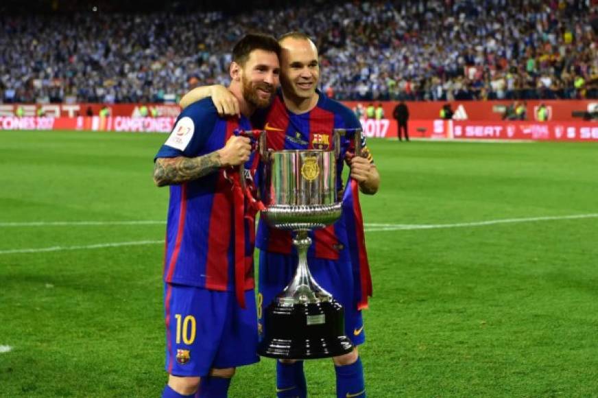 Messi e Iniesta posando con la Copa del Rey.