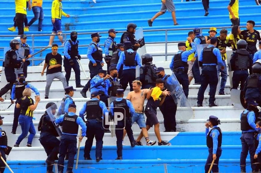 La Policía Nacional tratando de poner orden en las graderías del estadio Olímpico.