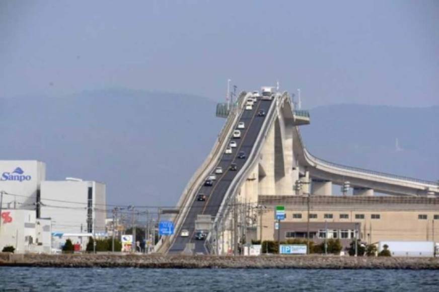 2. Puente de Eshima Ohashi. Este puente une las ciudades de Matsue y Sakaiminato, y parece dirigirse al mismo cielo. Construido de esta forma para que los barcos de pesca puedan pasar por debajo, la estructura no es tan empinada como parece. Se le conoce como “puente de la montaña rusa”, y tiene casi una milla de largo, con una pendiente del 6.1% en un lado y del 5.1% en otro. Más te vale que tu auto no se quede parado en mitad del puente o podrás pasarlo mal.