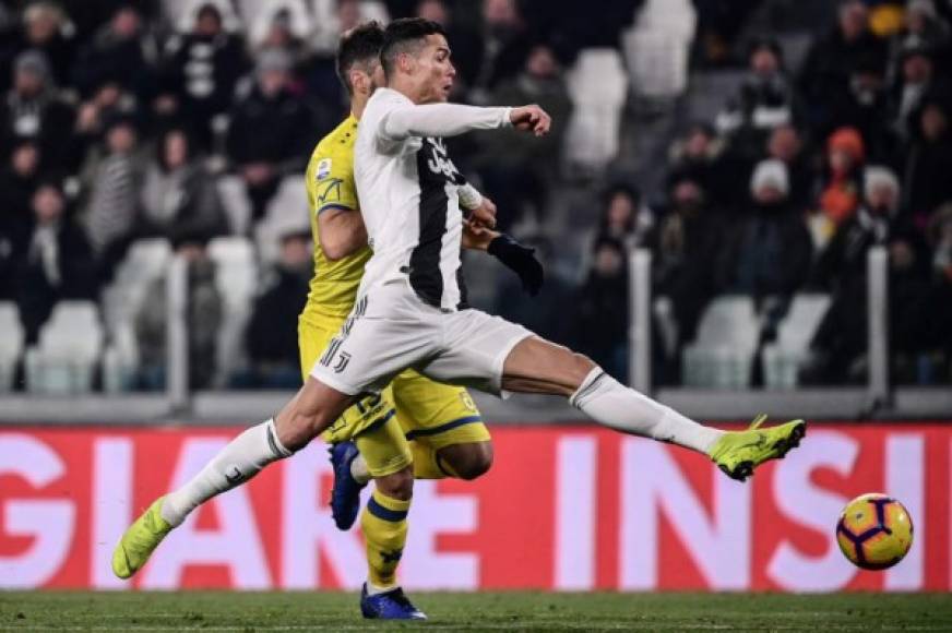 Cristiano Ronaldo buscó anotar pero no pudo marcarle al Chievo y su tristeza fue evidente. Aunque la Juventus goleó 3-0 con goles de Douglas Costa, Emre Can y Daniele Rugani.