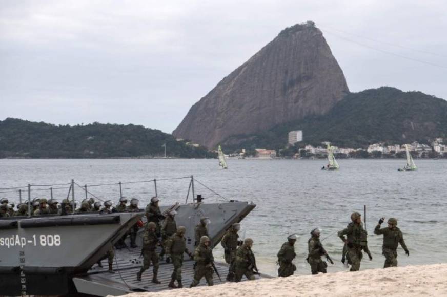 Las autoridades brasileñas, en cooperación con agencias de inteligencia de otros países, han desplazado un gigantesco dispositivo de seguridad en Río de Janeiro. La Marina de ese país ha comenzado a vigilar las playas donde se desarrollarán algunas de las competencias en Río.