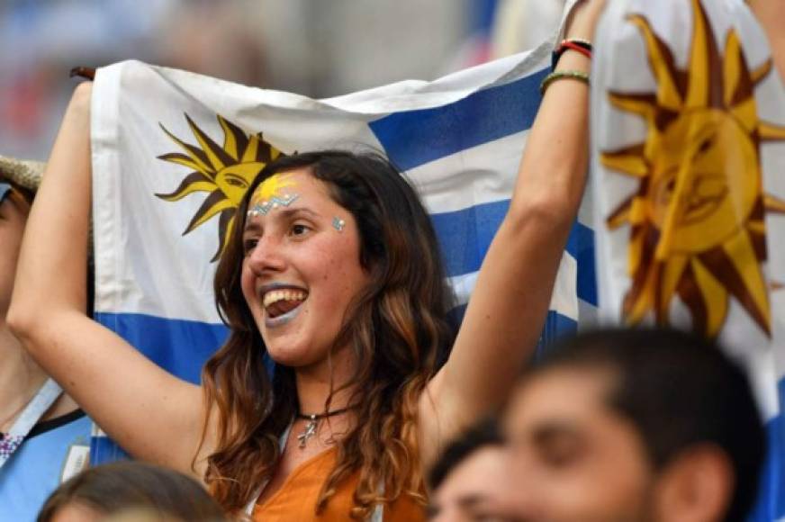 Las uruguayas también adornaron con su belleza las gradas del Samara Stadium. Foto AFP