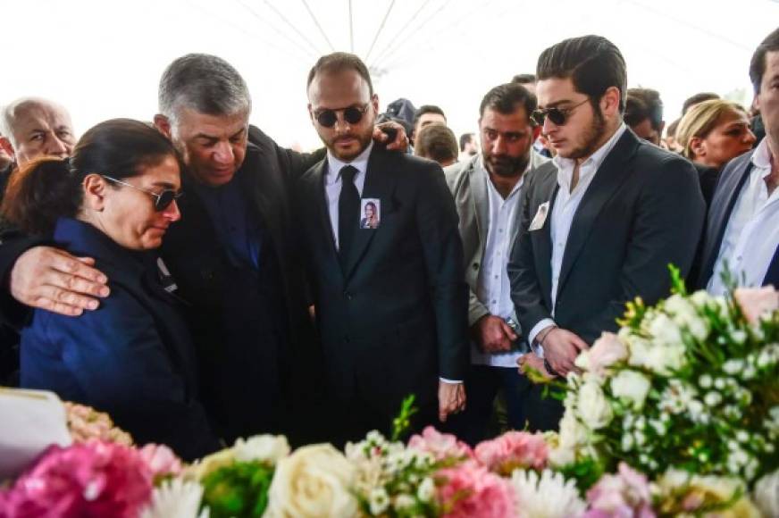 Murat Gezer (centro), prometido de Mina, se mostró devastado durante el funeral de la que iba a convertirse en su esposa en los próximos días.